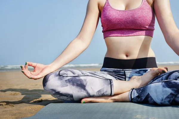 Mujer haciendo meditación de yoga — Foto de Stock