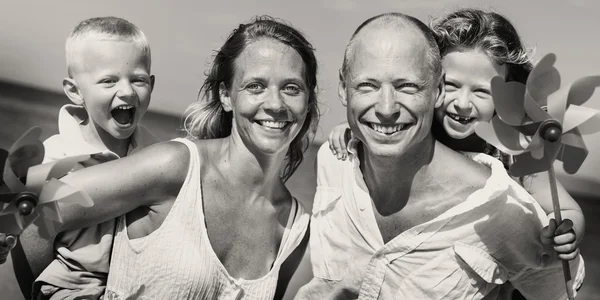 Familie mit Kindern am Strand — Stockfoto