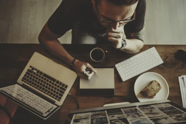 Fotografer Bekerja dengan laptop di studio — Stok Foto