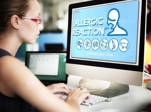 アレルギー反応にコンピューターで作業して実業家 — ストック写真