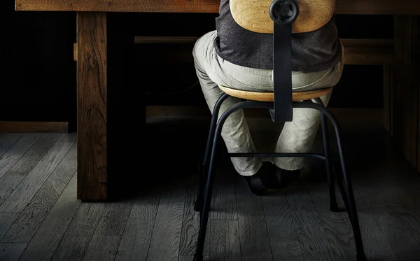 Чоловік сидить на стільці — стокове фото