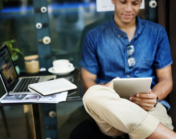 Mann arbeitet mit Laptop — Stockfoto