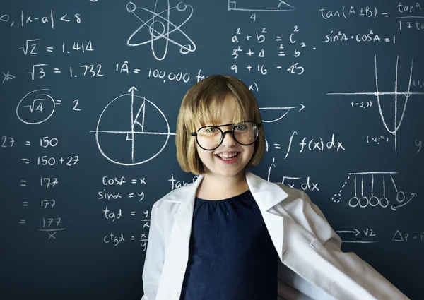 Söt flicka nära blackboard — Stockfoto