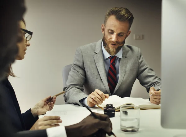 Samenwerking tussen zakenmensen — Stockfoto