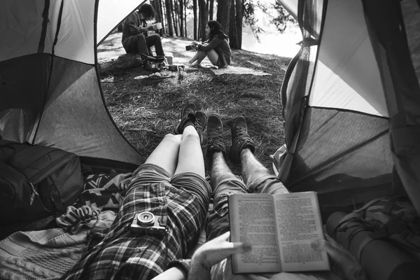 Amigos relaxando na tenda — Fotografia de Stock