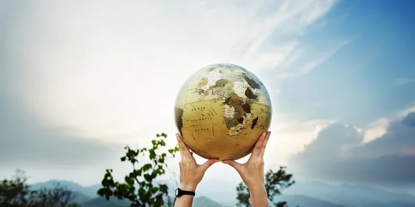 Person anläggning globe — Stockfoto