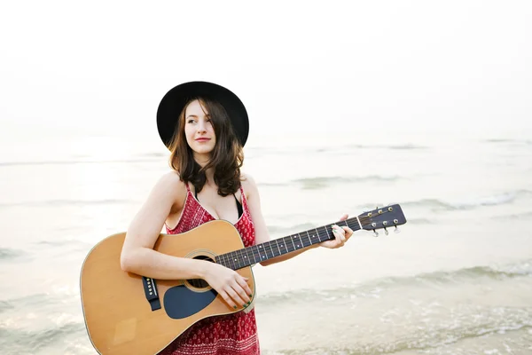 Dívka na pláži s kytarou — Stock fotografie