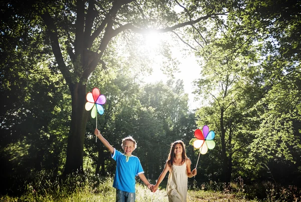 Děti si hrají s barevnými balónky — Stock fotografie