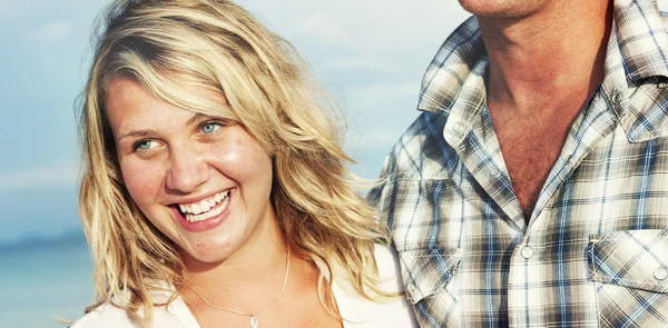 Doux couple à la plage — Photo