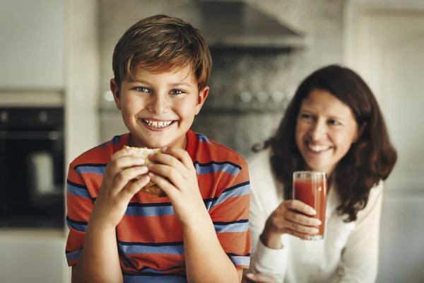 Glückliche Mutter mit Sohn zu Hause Küche — Stockfoto