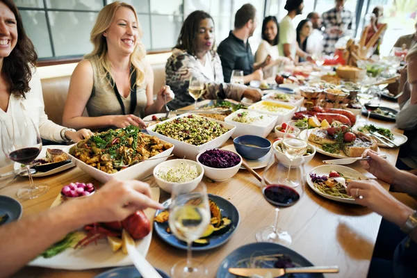 Gente diversa cenando juntos — Foto de Stock