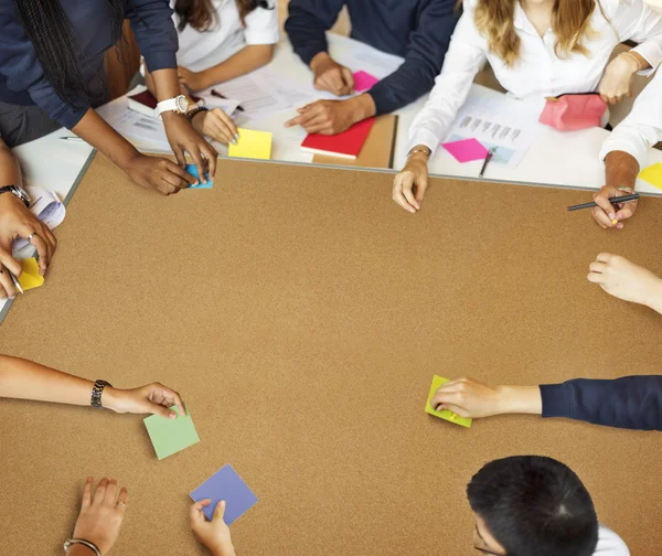 Leerlingen brainstormen in Universiteit — Stockfoto