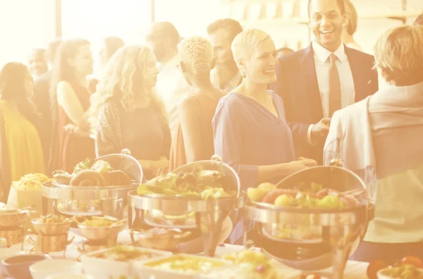 Mångfald människor äter reception mat — Stockfoto