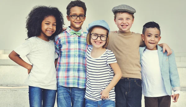 Niños riendo y divirtiéndose — Foto de Stock