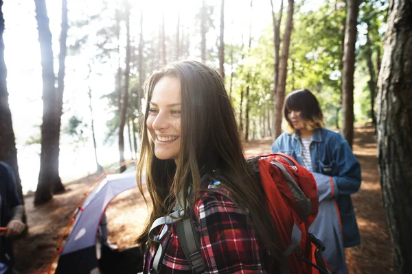 Bästa vänner vandring tillsammans — Stockfoto