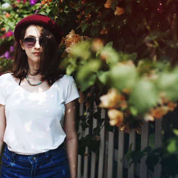 Hipster fille dans chapeau — Photo