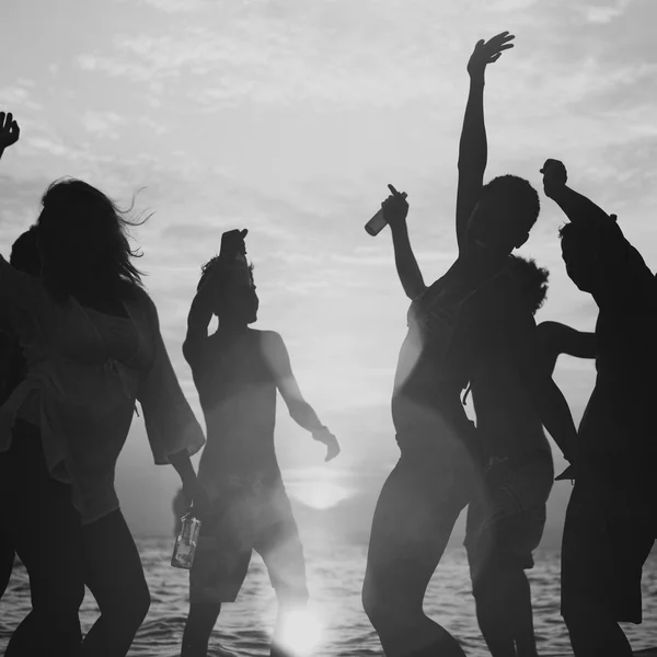 Folk dansar på stranden — Stockfoto