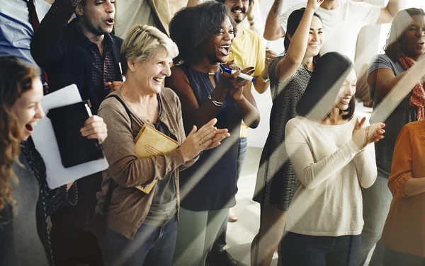 Gente en la reunión aplaudiendo —  Fotos de Stock