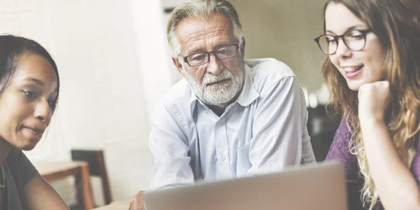 Vrienden bespreken van ideeën — Stockfoto