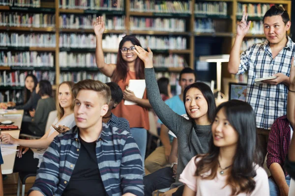 Compagni di classe in aula con lezione — Foto Stock