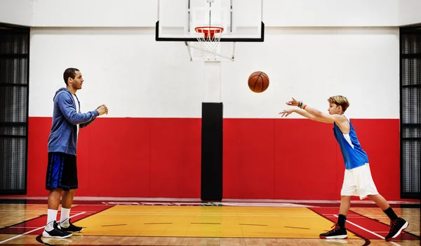 Atlético basquete treinador jogar com menino — Fotografia de Stock