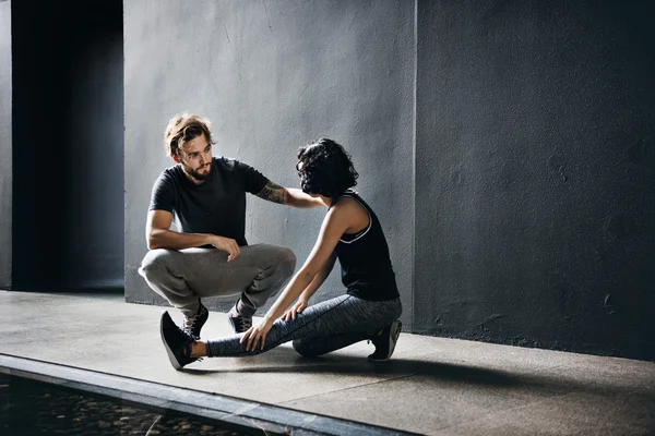 Casal fazendo exercício juntos — Fotografia de Stock