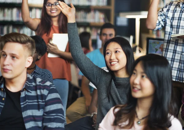 Klasskamrater i klassrummet med föreläsning — Stockfoto