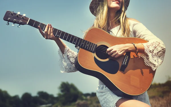 Piękna kobieta z gitara — Zdjęcie stockowe