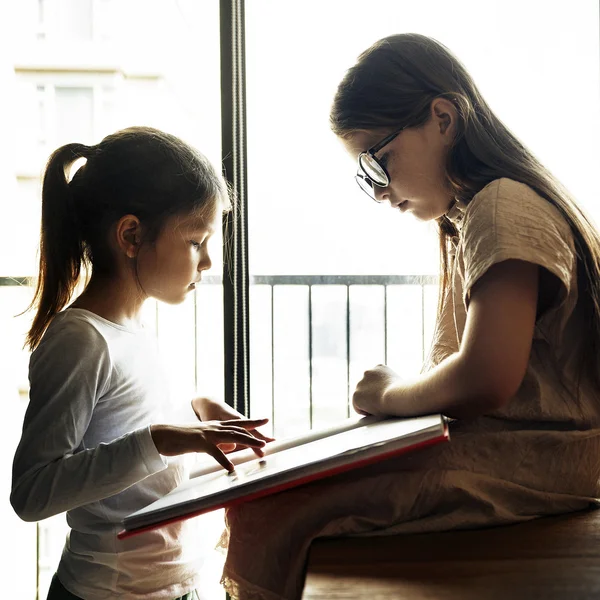 Schwestern lesen gemeinsam Buch — Stockfoto