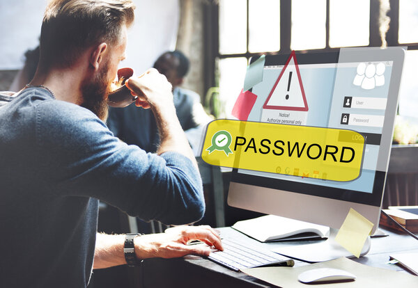 Человек работает с компьютером
