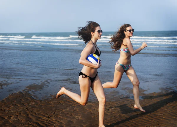 Kobiet grających w siatkówkę na plaży — Zdjęcie stockowe