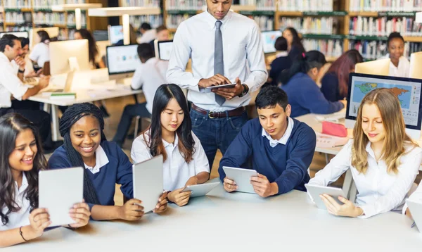 Teacher with group of students — Stock Photo, Image