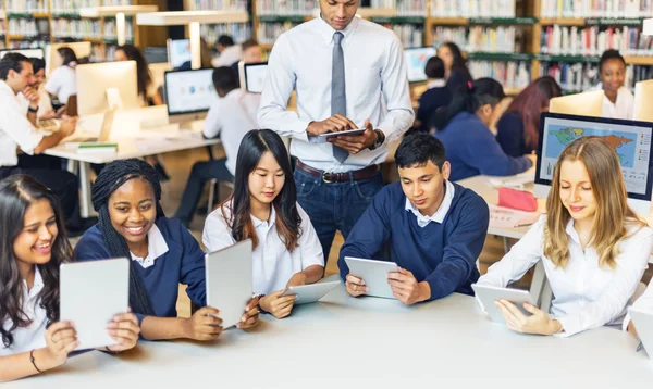 Leraar met groep van studenten — Stockfoto