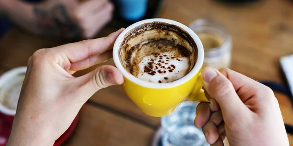 Vrienden drinken koffie in bar — Stockfoto