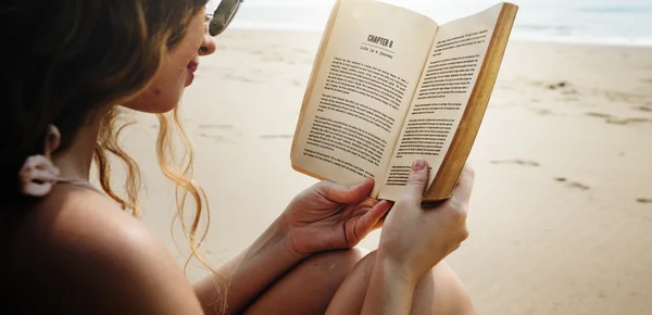 Žena čtení knihy na pláži — Stock fotografie