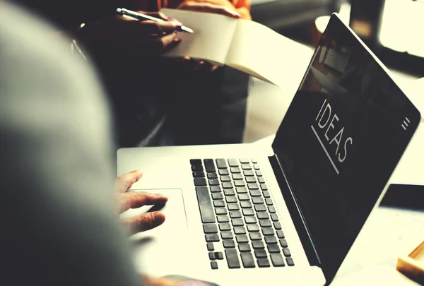 Persona escribiendo en el teclado del ordenador portátil — Foto de Stock