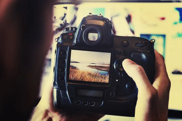 Fotoğraf makinesi ekranında görünen adam — Stok fotoğraf