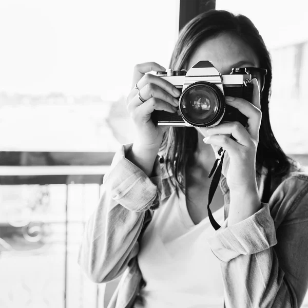 Chica viajando con cámara fotográfica — Foto de Stock