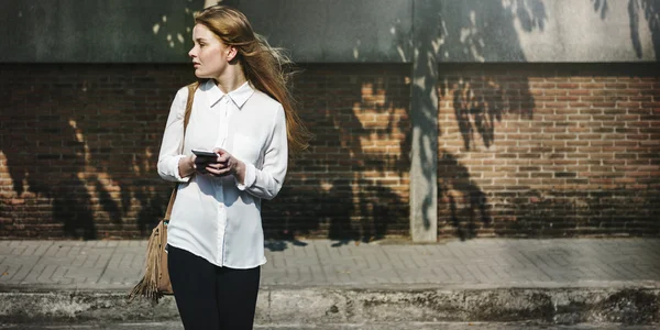 Femme dans la rue avec téléphone — Photo