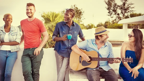 Man spelar akustisk gitarr — Stockfoto