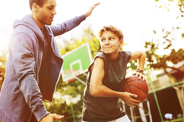 Atlético basquete treinador jogar com menino — Fotografia de Stock
