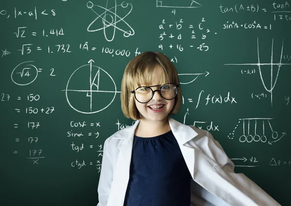 Cute Girl w pobliżu tablica — Zdjęcie stockowe