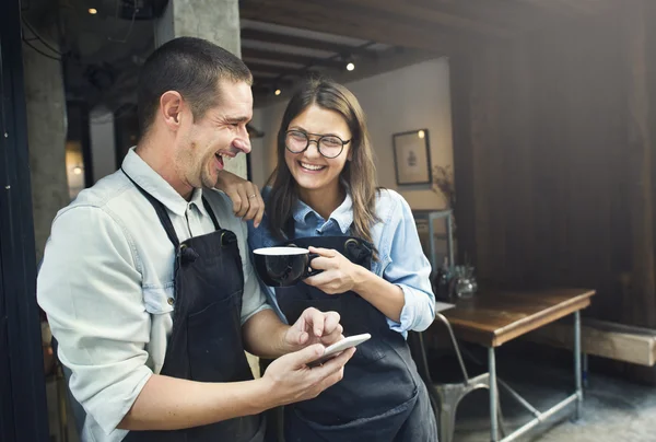 Barista descansando cerca de Cafetería —  Fotos de Stock