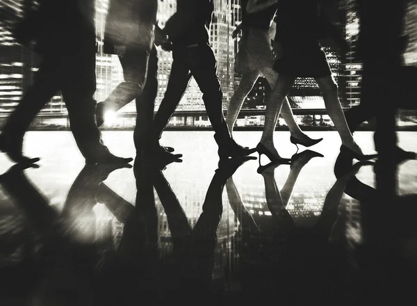 Gente de negocios caminando por la ciudad —  Fotos de Stock