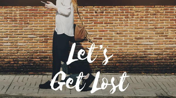 Woman on street with phone — Stock Photo, Image