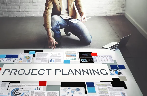 Uomo d'affari che lavora con Project Planning — Foto Stock