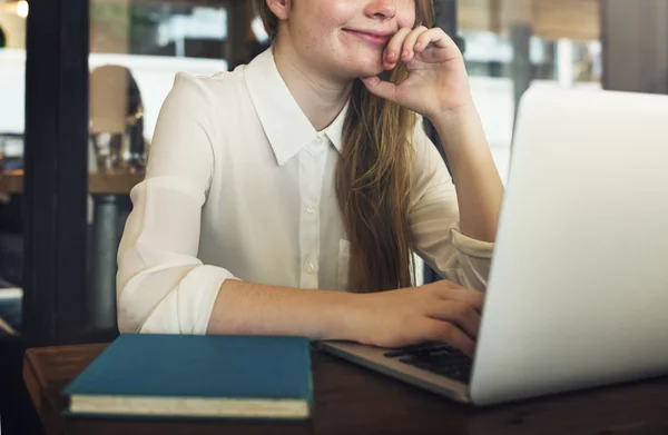 Wanita dengan laptop di kafe — Stok Foto