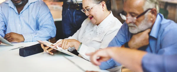 Middle aged people studying — Stockfoto