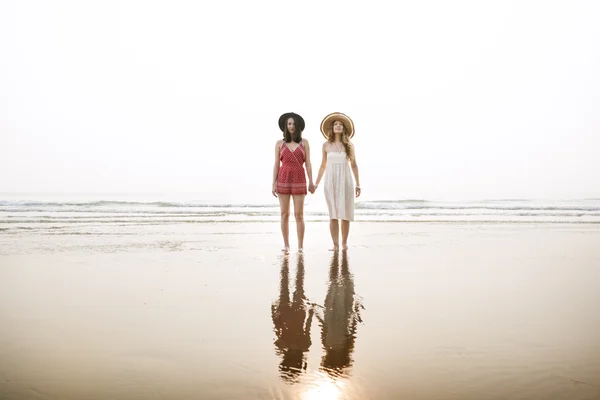 Les filles marchent sur la plage d'été — Photo