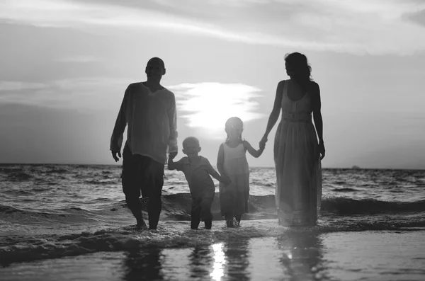 Familia divirtiéndose en la playa — Foto de Stock